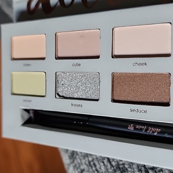New Doll Face neutral Eye Shadow Palette - Picture 6 of 15